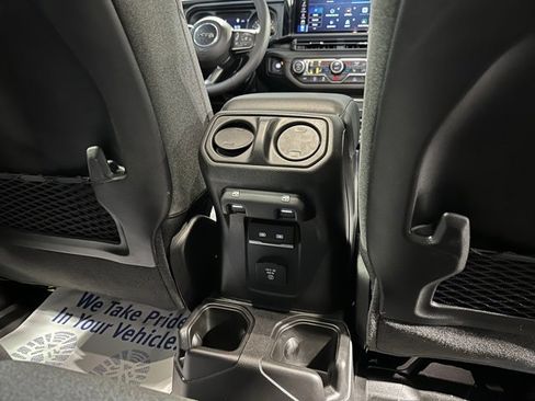 Used 2025 Jeep Gladiator Rubicon w/ Convenience Group image 20