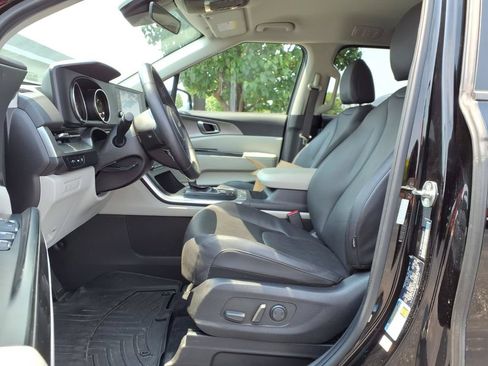 Used 2024 Kia Carnival LX FWD image 16