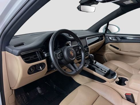 Certified 2023 Porsche Macan AWD/4WD image 4