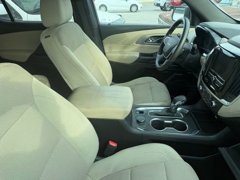 Used 2022 Chevrolet Traverse LS image 3