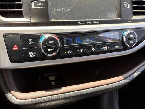 Used 2019 Toyota Highlander Plus FWD image 10