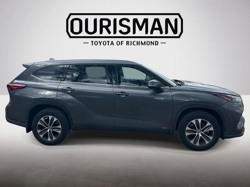 Used 2021 Toyota Highlander XLE image 2