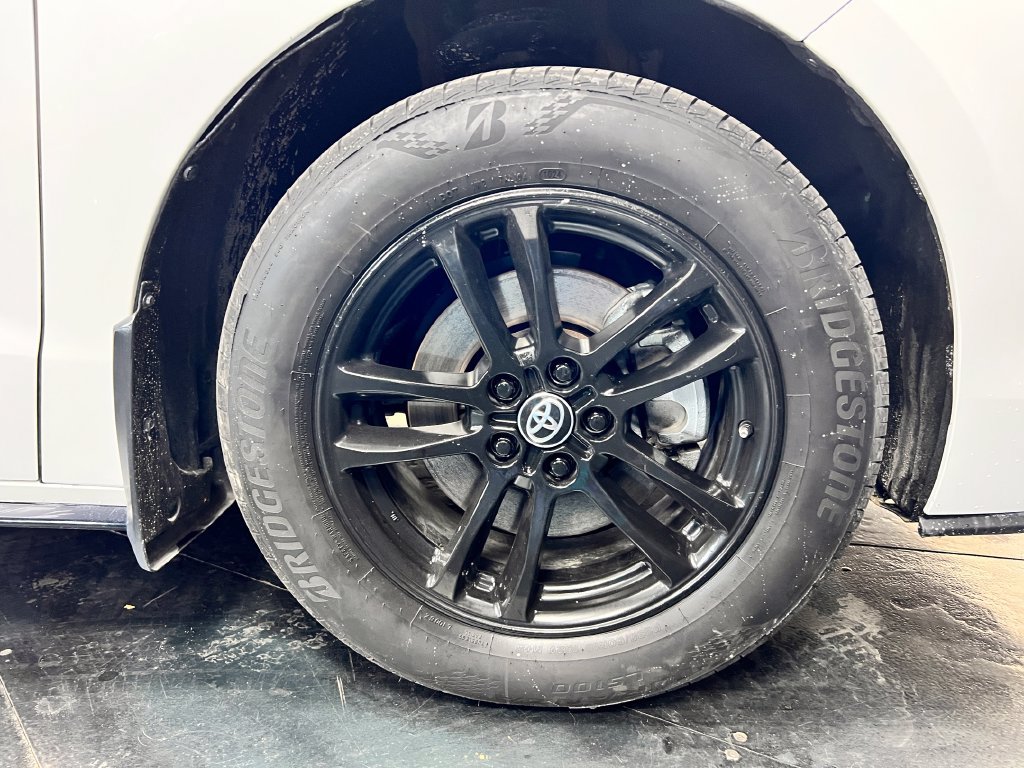 Used 2024 Toyota Sienna Limited AWD/4WD image 28
