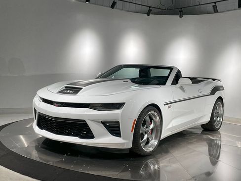 Used 2018 Chevrolet Camaro SS image 2