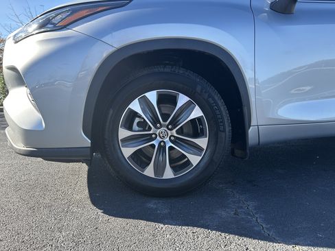 Used 2020 Toyota Highlander XLE image 32