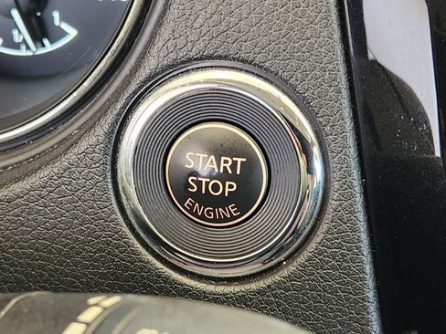 Used 2018 Nissan Rogue SV w/ Premium Package FWD image 20