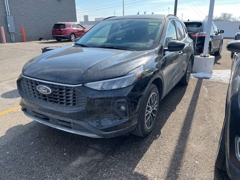 Used 2025 Ford Escape SE image 2