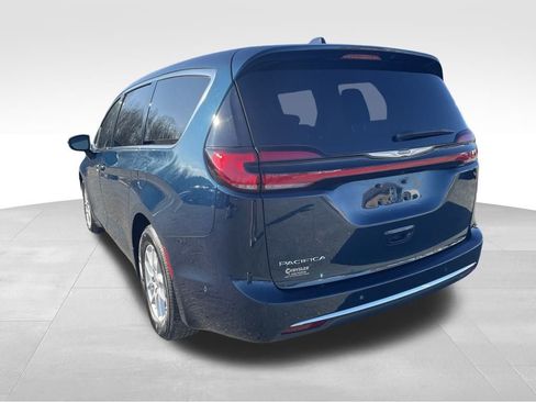 Used 2023 Chrysler Pacifica Touring-L image 18