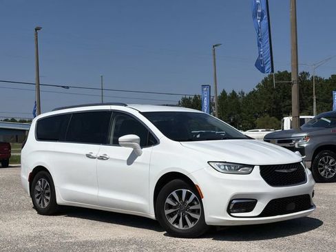 Used 2021 Chrysler Pacifica Touring-L FWD image 2