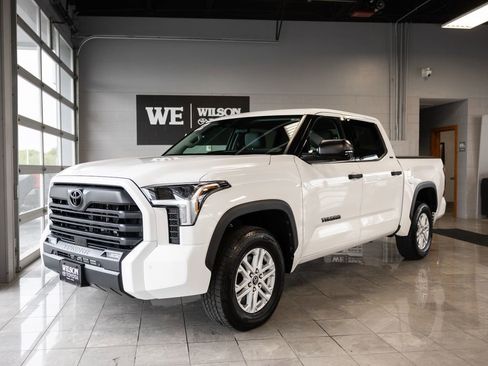 Used 2022 Toyota Tundra SR5 w/ SR5 Convenience Package AWD/4WD image 2