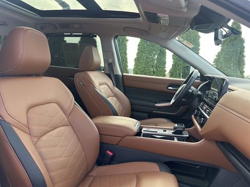 Used 2024 Nissan Pathfinder Platinum image 37