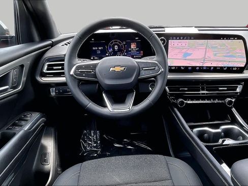 Used 2025 Chevrolet Traverse LT w/ Driver Confidence Package FWD image 6