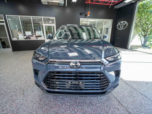 Used 2024 Toyota Grand Highlander XLE AWD/4WD image 6