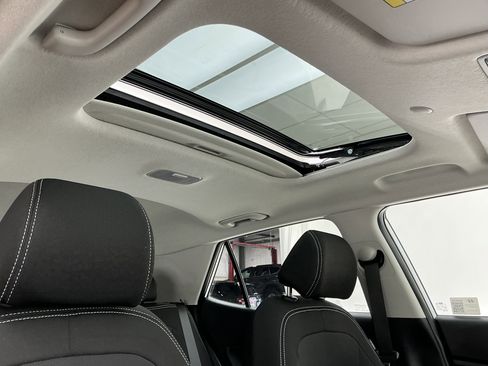 Used 2025 Hyundai Venue SEL image 25