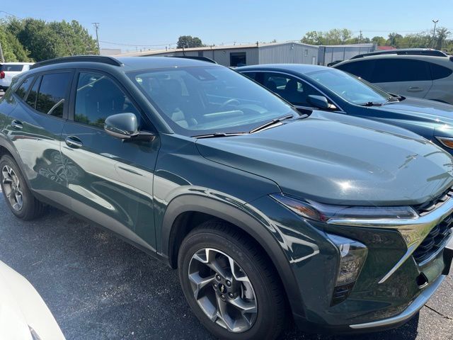 Used 2025 Chevrolet Trax LT FWD image 4