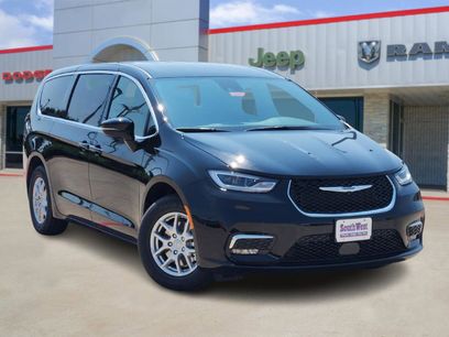 New 2026 Chrysler Pacifica Select