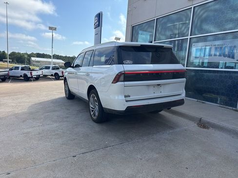 Used 2025 Lincoln Navigator Reserve AWD/4WD image 5