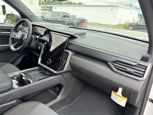 New 2025 GMC Acadia Elevation image 29