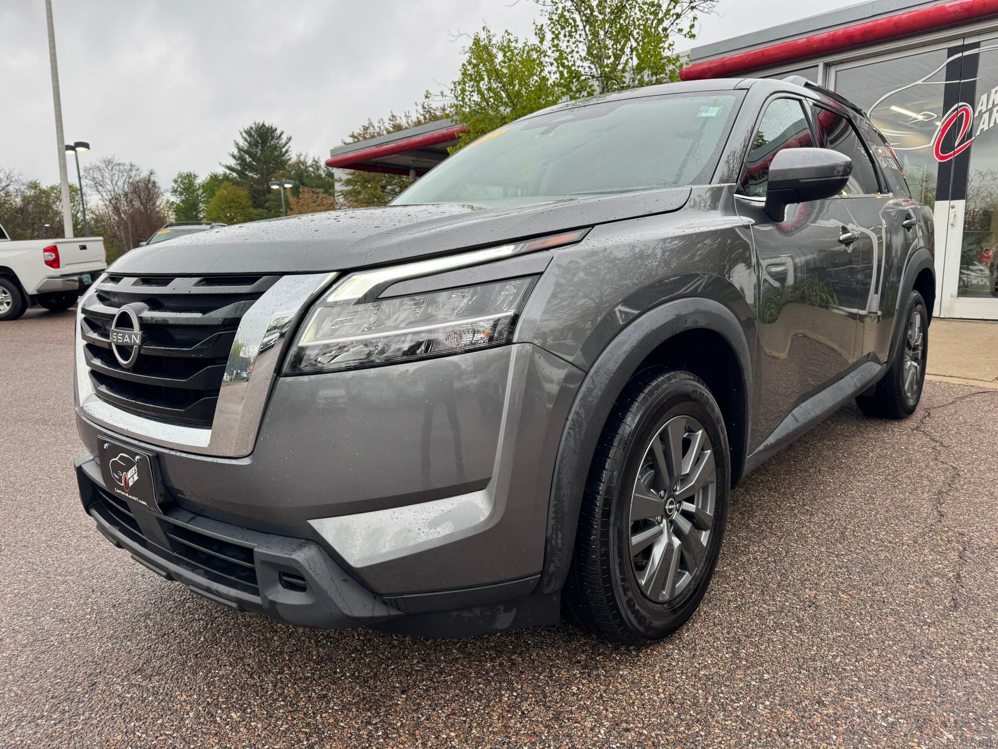 Used 2022 Nissan Pathfinder SV AWD/4WD image 1