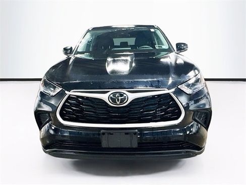 Used 2022 Toyota Highlander L image 2