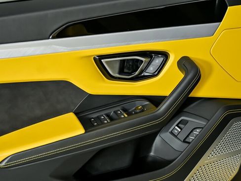 Used 2019 Lamborghini Urus AWD/4WD image 13