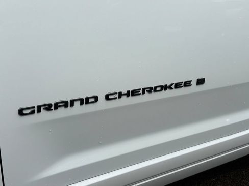 New 2026 Jeep Grand Cherokee Summit w/ Obsidian Package AWD/4WD image 33