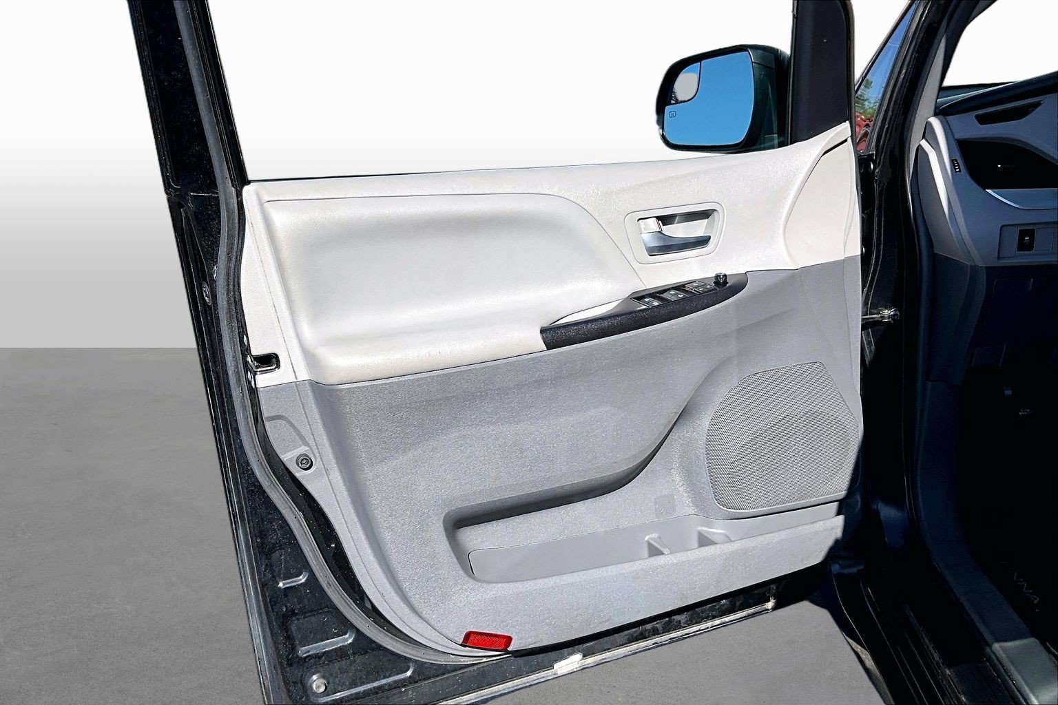 Used 2018 Toyota Sienna LE AWD/4WD image 13