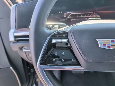 Used 2025 Cadillac Escalade Premium Luxury Platinum AWD/4WD image 18