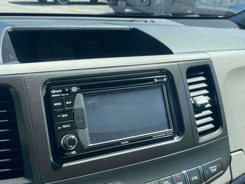 Used 2014 Toyota Sienna LE FWD image 31