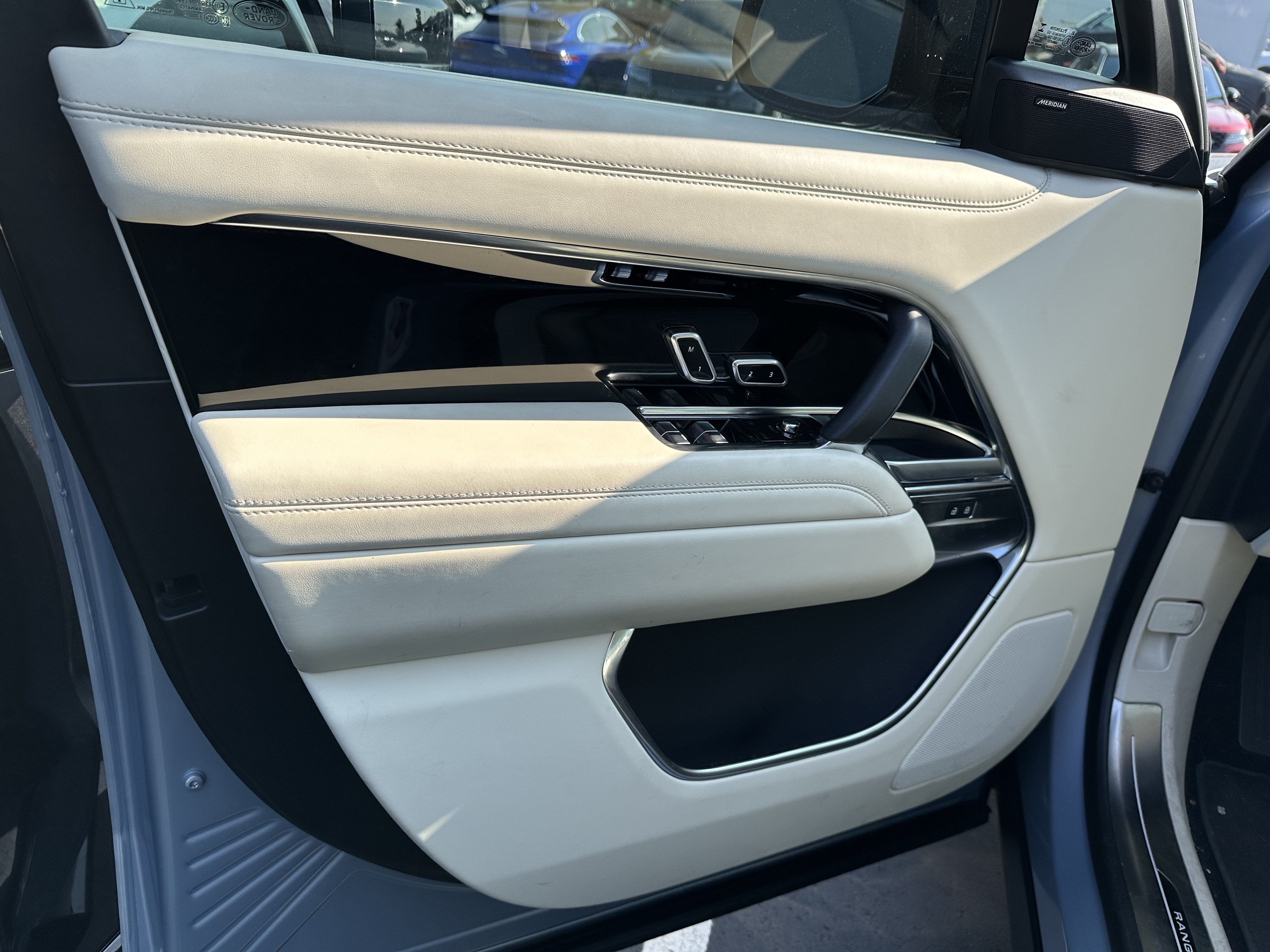 Certified 2025 Land Rover Range Rover SE AWD/4WD image 14
