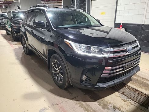 Used 2017 Toyota Highlander XLE image 5
