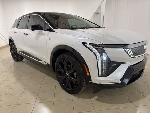 Used 2025 Cadillac Optiq Luxury 2 w/ LPO, ONYX Package image 7