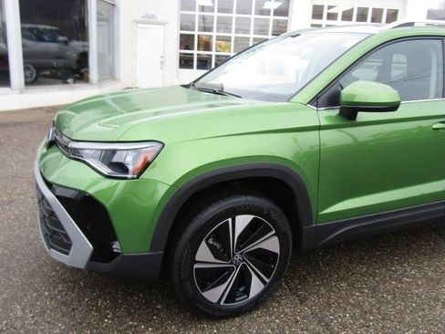 New 2026 Volkswagen Taos SE image 3