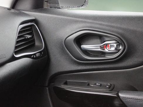 Used 2020 Jeep Cherokee Latitude Plus FWD image 37