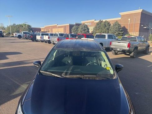 Used 2023 Chrysler Pacifica Touring-L image 9