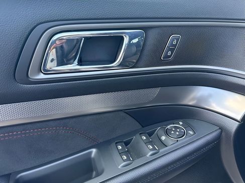 Used 2018 Ford Explorer XLT w/ Equipment Group 202A AWD/4WD image 27