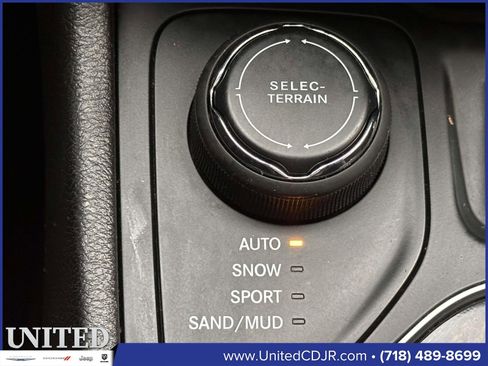 Used 2021 Jeep Cherokee Limited image 32