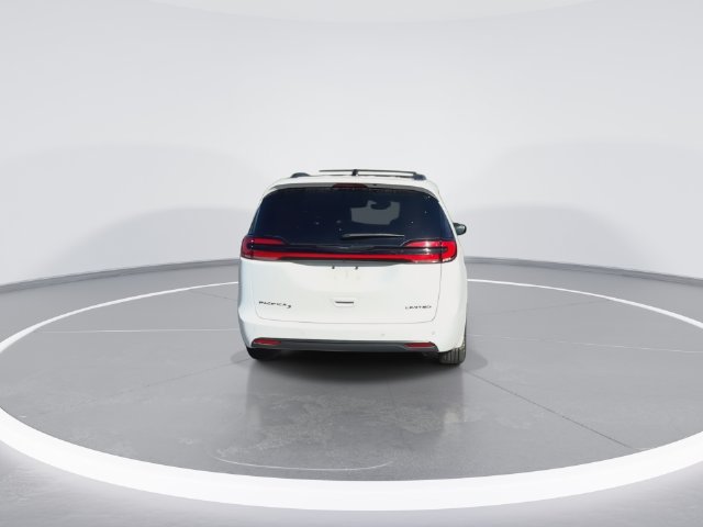 Used 2025 Chrysler Pacifica Limited FWD image 13