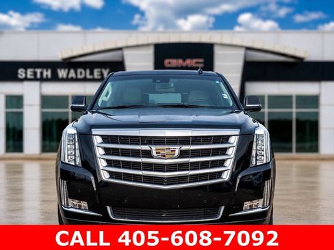 Used 2018 Cadillac Escalade Luxury RWD image 2