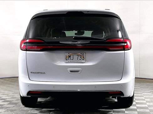 Used 2022 Chrysler Pacifica Touring-L image 3
