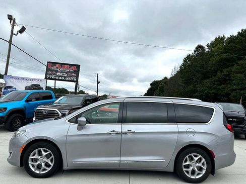 Used 2018 Chrysler Pacifica Touring-L w/ Tire & Wheel Group image 4