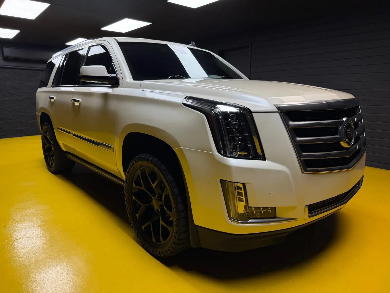 Used 2015 Cadillac Escalade Premium AWD/4WD image 3