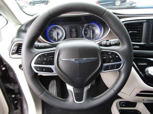 Used 2022 Chrysler Voyager LX FWD image 7