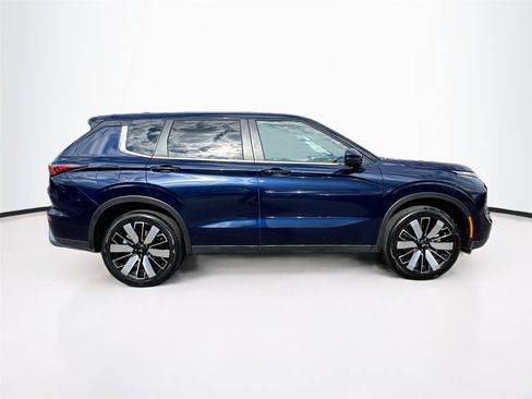 Used 2025 Mitsubishi Outlander SE image 8