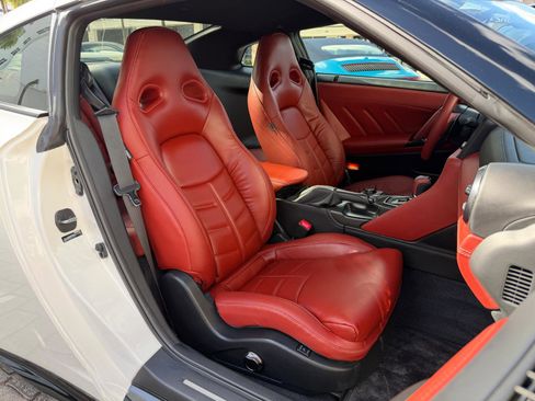 Used 2024 Nissan GT-R Premium w/ Premium Interior Package image 48