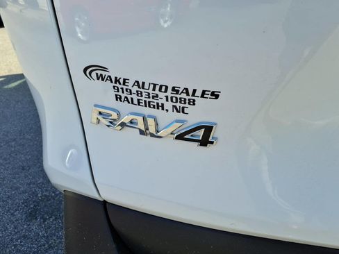 Used 2021 Toyota RAV4 LE AWD/4WD image 5