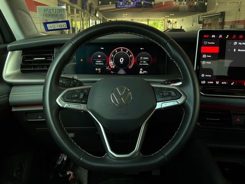 Used 2026 Volkswagen Tiguan SE FWD image 34