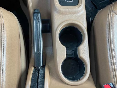 Used 2013 Jeep Wrangler Unlimited Rubicon w/ Connectivity Group AWD/4WD image 13