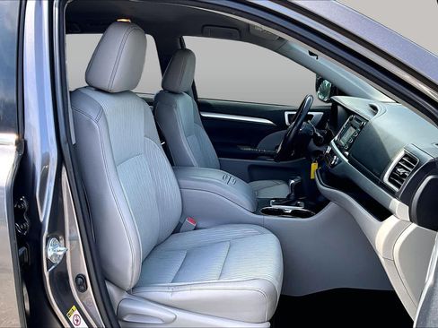 Used 2015 Toyota Highlander Plus FWD image 8