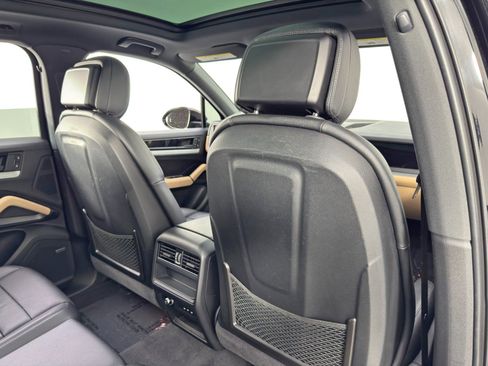 Used 2024 Porsche Cayenne w/ Sport Chrono Package image 36